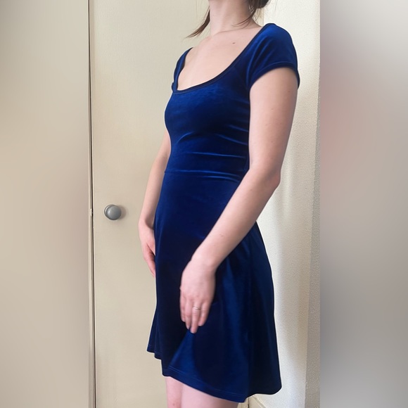 Garage Flattering Criss Cross Blue Velvet Dress - Picture 4 of 10